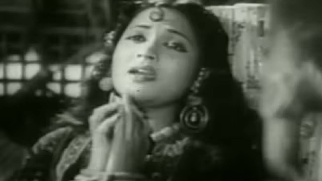 या गाण्याचे बोल राजेंद्र कृष्ण यांनी लिहिले होते, तर संगीत दिग्दर्शक हेमंत कुमार यांनी त्याला सूर दिले होते. लता मंगेशकर यांच्या अप्रतिम आवाजात हे गाणं साकारले गेले. त्यांच्या गायनामुळे प्रेम, वेदना आणि विरह या भावनांना एक वेगळीच ओळख मिळाली. हे गाणं वैजयंतीमाला आणि प्रदीप कुमार यांच्यावर चित्रित करण्यात आले होते. गाण्यात प्रिय व्यक्तीने परत यावं, अशी तळमळ व्यक्त करणारी विनवणी आहे.
