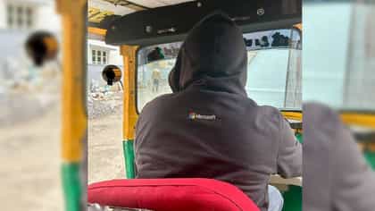 मायक्रोसॉफ्टमध्ये लाखोंची सॅलरी असूनही रिक्षा चालवतो,सत्य समोर येताच...