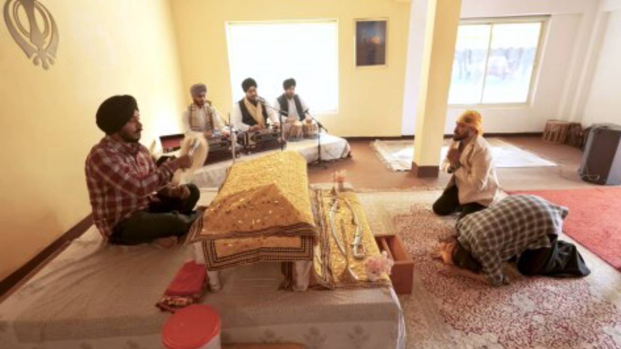 मीका सिंहच्या फार्महाऊसची सर्वात खास गोष्ट म्हणजे तिथे उभारण्यात आलेला गुरुद्वारा. या गुरुद्वाऱ्यात 24 तास पाठ आणि गुरबाणी सुरू असते. याशिवाय फार्मच्या परिसरात एक छोटं मंदिरही आहे. त्यामुळे या भव्य प्रॉपर्टीत मनोरंजनासोबतच अध्यात्मालाही महत्त्वाचं स्थान देण्यात आलं आहे.