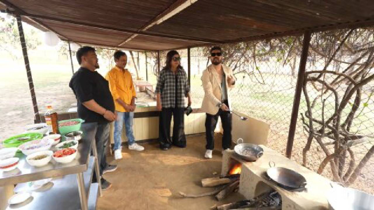 फार्महाऊसमध्ये ओपन किचनचीही खास व्यवस्था आहे. पारंपरिक पद्धतीने चुलीवर जेवण बनवलं जातं. फार्ममध्ये गाय-म्हशी असून त्यांच्या दुधापासून तयार होणाऱ्या तुपाचाही स्वयंपाकात वापर केला जातो. या फार्मवर दररोज जवळपास 200 लोकांसाठी जेवण बनतं, तर रात्री सुमारे 50 लोक तिथे मुक्काम करतात.