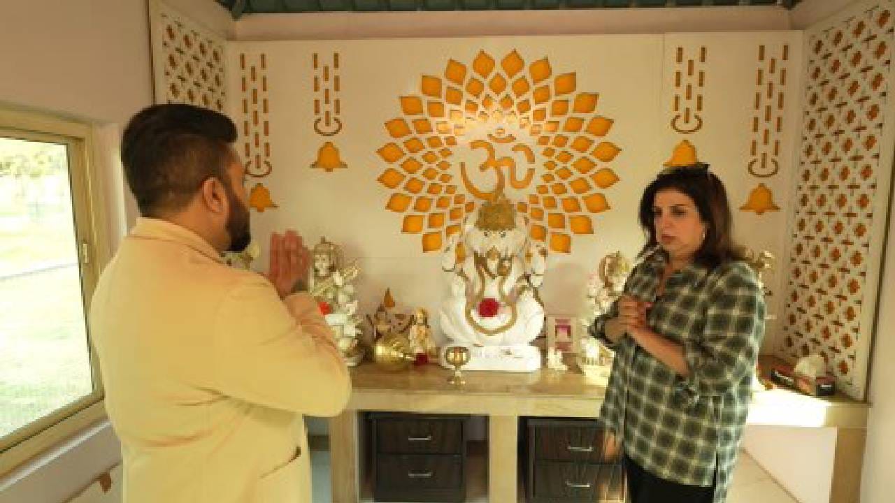 अभिनेत्री, दिग्दर्शिका आणि कोरिओग्राफर फराह खानने आपल्या युट्यूब व्लॉगमधून मीका सिंहच्या या खास प्रॉपर्टीचा टूर दाखवला. या फार्महाऊसमध्ये सर्व सुखसुविधांसोबतच अध्यात्म, शेती आणि संगीतासाठीही खास जागा तयार करण्यात आली आहे.