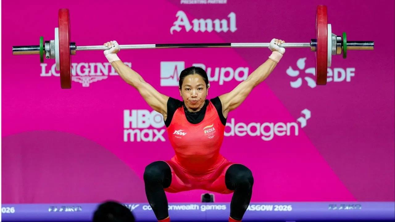 कॉमनवेल्थ गेम्समध्ये सुवर्णपदकाची हॅट्ट्रिक साधल्यानंतर, मीराबाई चानूचे लक्ष्य आता एशियन गेम्स 2026 मध्ये चॅम्पियन बनण्यावर आहे. यासाठी तिने घराचा त्याग करून प्रचंड मेहनत घेतली आहे. त्यामुळे महिला वेटलिफ्टिंगमध्ये ती गोल्ड मेडल मिळवणारी सर्वात मोठी दावेदार आहे. (Photo: PTI)