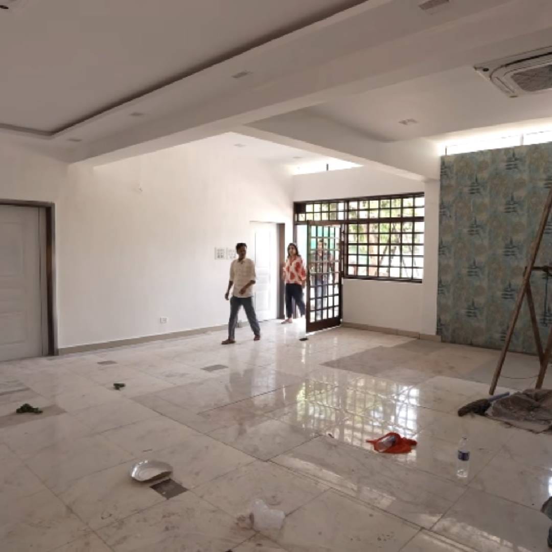 प्रशस्त परिसर, हिरवळ आणि वेगवेगळ्या भागांमध्ये विभागलेली रचना यामुळे मिथुन दांचं हे घर चर्चेचा विषय ठरतं. फार्महाऊसमध्ये फक्त राहण्याचीच सोय नाही, तर मनोरंजन आणि फिटनेससाठीही विविध सुविधा असल्याचं समोर आलं आहे. 

