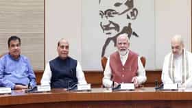 Modi Cabinet Reshuffle : चार पॉइंटमध्ये समजून घ्या मोदी मंत्रिमंडळ फेरबदल, महाराष्ट्रातून मंत्र्यांची संख्या कमी होणार का? कोण IN होणार, कोण OUT