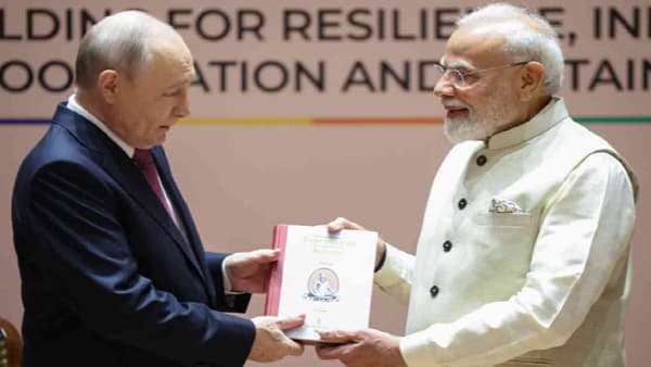 Modi-Putin Meet 2026 : पंतप्रधान मोदींनी रशियन राष्ट्राध्यक्ष पुतिन यांना 2000 वर्षापूर्वीच पुस्तक गिफ्ट केलं, त्यात काय खास आहे?