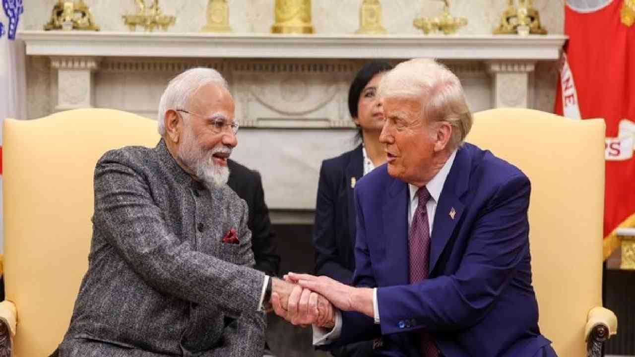 India-US : रशियाकडून तेल खरेदी करणाऱ्या भारताने अमेरिकेला सुद्धा दिला तितकाच बिझनेस, तक्रारीला संधी मिळणार नाही केलं असं काम India-US : रशियाकडून तेल खरेदी करणाऱ्या भारताने अमेरिकेला सुद्धा दिला तितकाच बिझनेस, तक्रारीला संधी मिळणार नाही केलं असं काम
