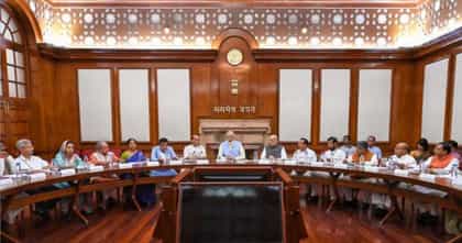 मोदी सरकारच्या मंत्रिमंडळात फेरबदल होणार? दिल्ली राजकीय घडामोडींना वेग.