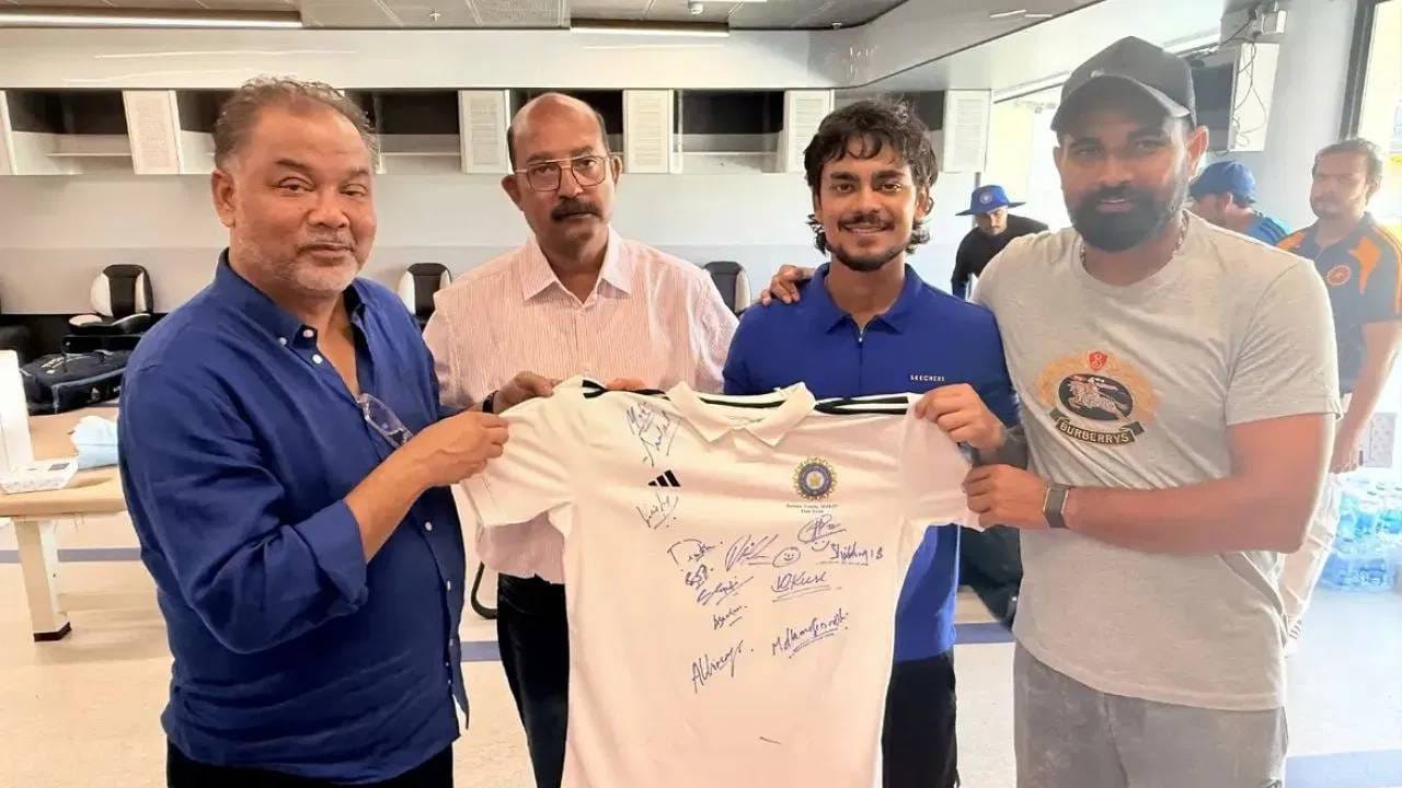 ईस्ट झोन संघाने स्टार वेगवान गोलंदाज मोहम्मद शमीला टीमकडून स्वाक्षरी केलेली एक जर्सी दिली गेली. यावेळी त्याच्यासोबत कर्णधार इशान किशन आणि उपकर्णधार वैभव सूर्यवंशी दिसले. (PHOTO CREDIT- INSTAGRAM)