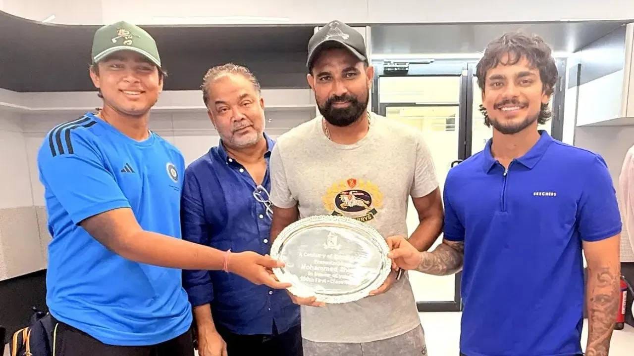 या सामन्यापूर्वी क्रिकेट असोसिएशन ऑफ बंगालने चेन्नईमध्ये मोहम्मद शमीला सन्मानित केलं. सीएबी अध्यक्ष सौरव गांगुलीकडून संघाचे कोषाध्यक्ष संजय दास यांनी अनुभवी गोलंदाज मोहम्मद शमीला सन्मानचिन्ह दिलं. (PHOTO CREDIT- INSTAGRAM)