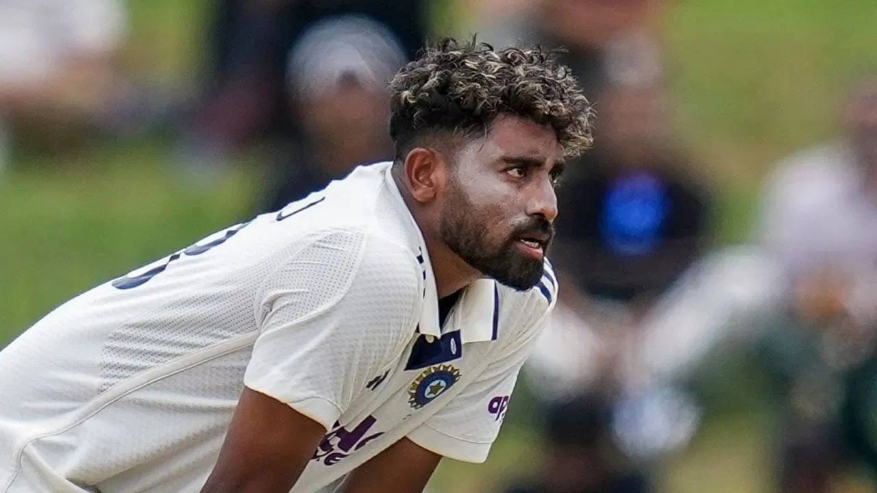 मोहम्मद सिराज श्रीलंका दौऱ्यात टीम इंडियाच्या कसोटी संघाचा भाग होता. त्यानंतर दुलीप ट्रॉफी स्पर्धेत साउथ झोन संघाकडून खेळला. पण त्याचा गोलंदाजीचा तसा प्रभाव पडला नाही. (Photo: PTI)