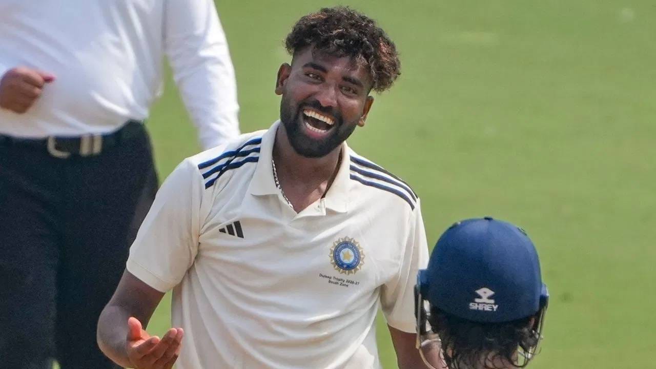 मोहम्मद सिराजसाठी रणजी ट्रॉफी स्पर्धा खूप महत्त्वाची आहे. कारण या माध्यमातून त्याला दोन हेतू साध्य करता येणार आहेत. पहिलं तर न्यूझीलंड दौऱ्यापूर्वी फॉर्म मिळवण्यास मदत होईल. दुसरं संघाचं नेतृत्व सांभाळण्याची संधी मिळेल. (Photo: PTI)