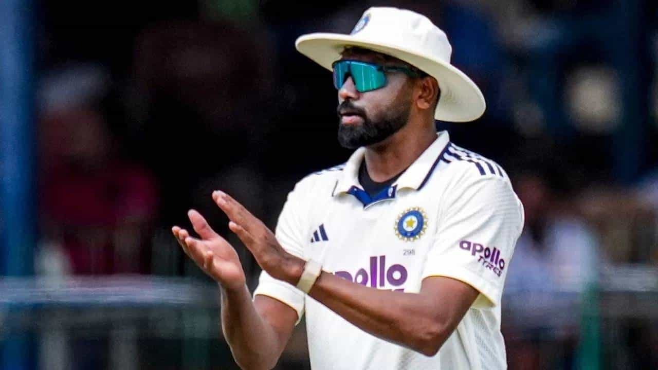 भारतीय क्रिकेट संघाचा स्टार वेगवान गोलंदाज मोहम्मद सिराज क्रिकेटविश्वात डीएसपी नावाने प्रसिद्ध आहे. कारण त्याला हैदराबाद पोलील दलाने या रँकवर नियुक्त केलं आहे. पण आता मोहम्मद सिराज फक्त डीएसपी राहिलेला नाही. (Photo: PTI)