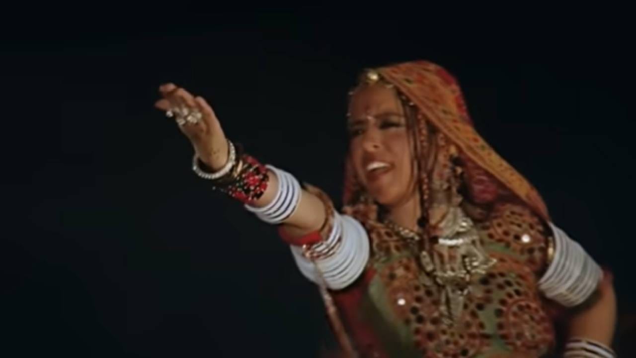 या आनंदी वाटणाऱ्या गाण्यामागे विरहाची भावनिक कहाणी दडलेली आहे. या गाण्याची मुळे राजस्थानच्या शेकडो वर्षे जुन्या लोकसंस्कृतीत रुजलेली आहेत.