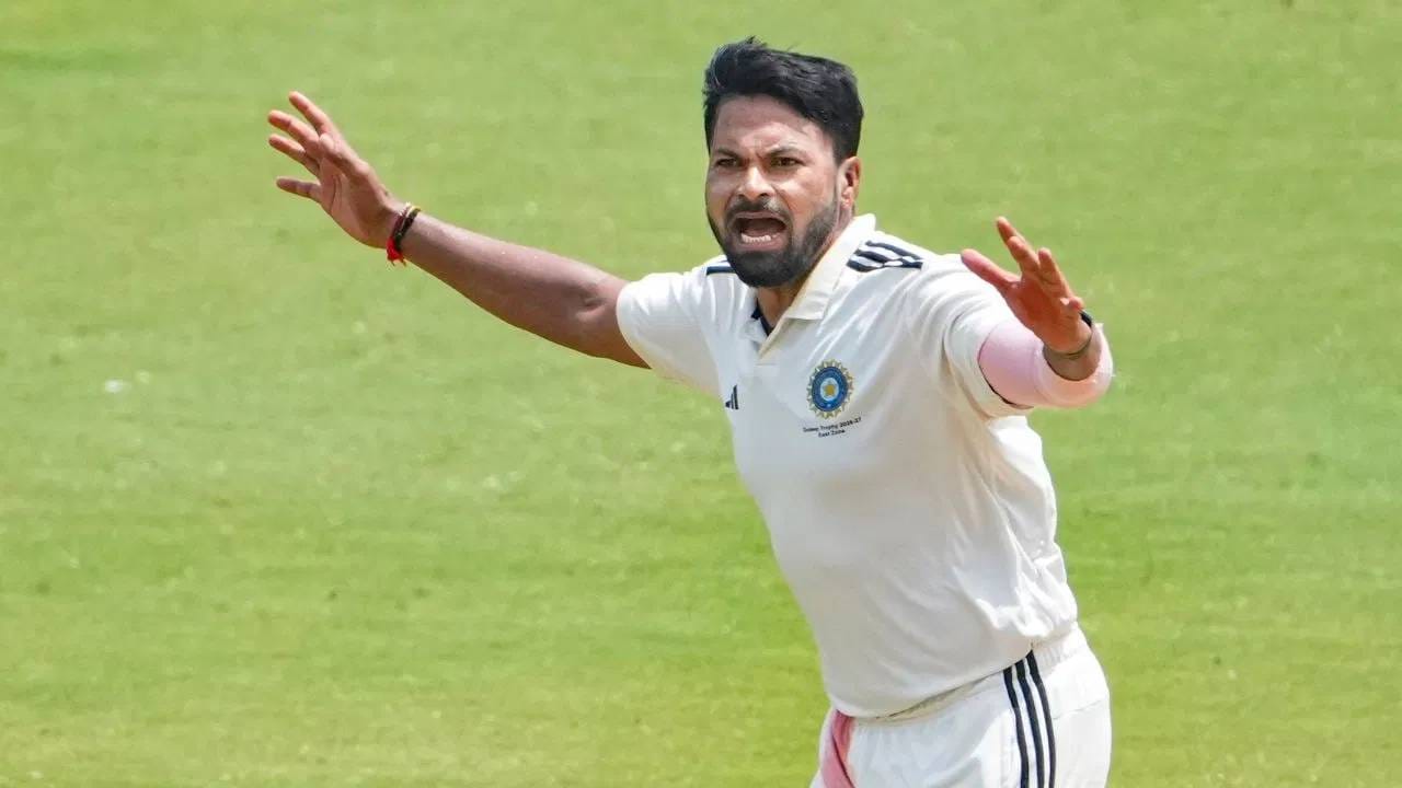 मुकेश कुमारने भारतासाठी तिन्ही फॉरमॅट मिळून 26 आंतरराष्ट्रीय सामन्यांत 32 विकेट्स घेतल्या आहेत. परंतु, गेल्या दोन वर्षांपासून टीम इंडियाबाहेर आहे. अशा परिस्थितीत, काउंटी क्रिकेटमधील हे दोन सामने त्याच्यासाठी पुनरागमनाचा मार्ग मोकळा करण्यासाठी अत्यंत महत्त्वाचे ठरू शकतात. (PHOTO CREDIT- PTI)