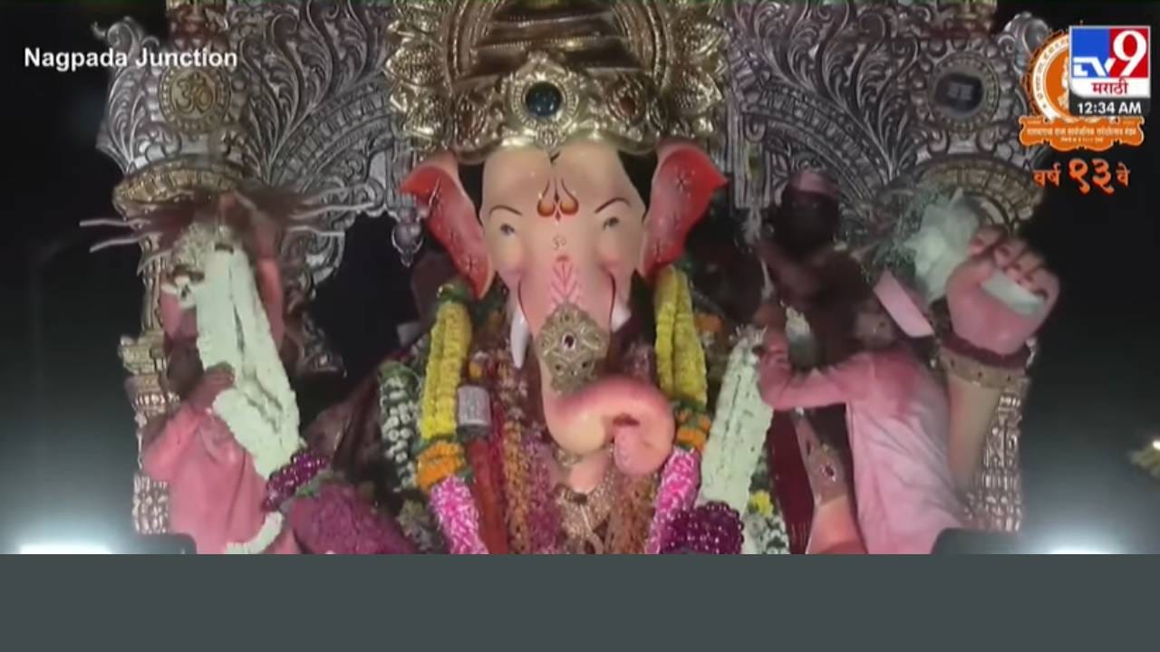 शहर आणि जिल्ह्यात गणेश विसर्जन सोहळा शांततेत पार पडला. यंदाच्या विसर्जन मिरवणुकीत डीजेचा वापर टाळत अनेक गणेश मंडळांनी पारंपरिक वाद्यांना प्राधान्य दिलं. ढोल-ताशा, लेझीम, तर काही ठिकाणी टाळ-मृदुंगाच्या गजरात गणरायाला भावपूर्ण निरोप देण्यात आला.