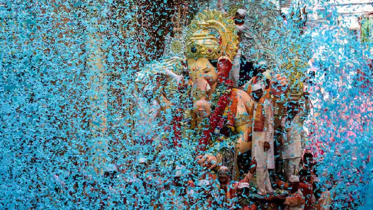 सार्वजनिक गणेश विसर्जन मिरवणुकीमध्ये गणेश भक्तांचा भक्तीला उधाण आले.ढोल ताशांचा गजर पारंपरिक वाद्यात लाडक्या बाप्पाला निरोप दिला जात आहे.