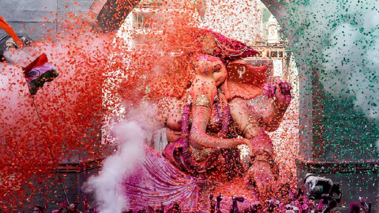 राज्यातील अनेक भागात गणपती बाप्पा मोरया, पुढच्या वर्षी लवकर या अशा घोषणांनी ढोल ताशांच्या गजरात, गुलालाची उधळण करत लाडक्या बाप्पाला भाविकांनी निरोप दिला.