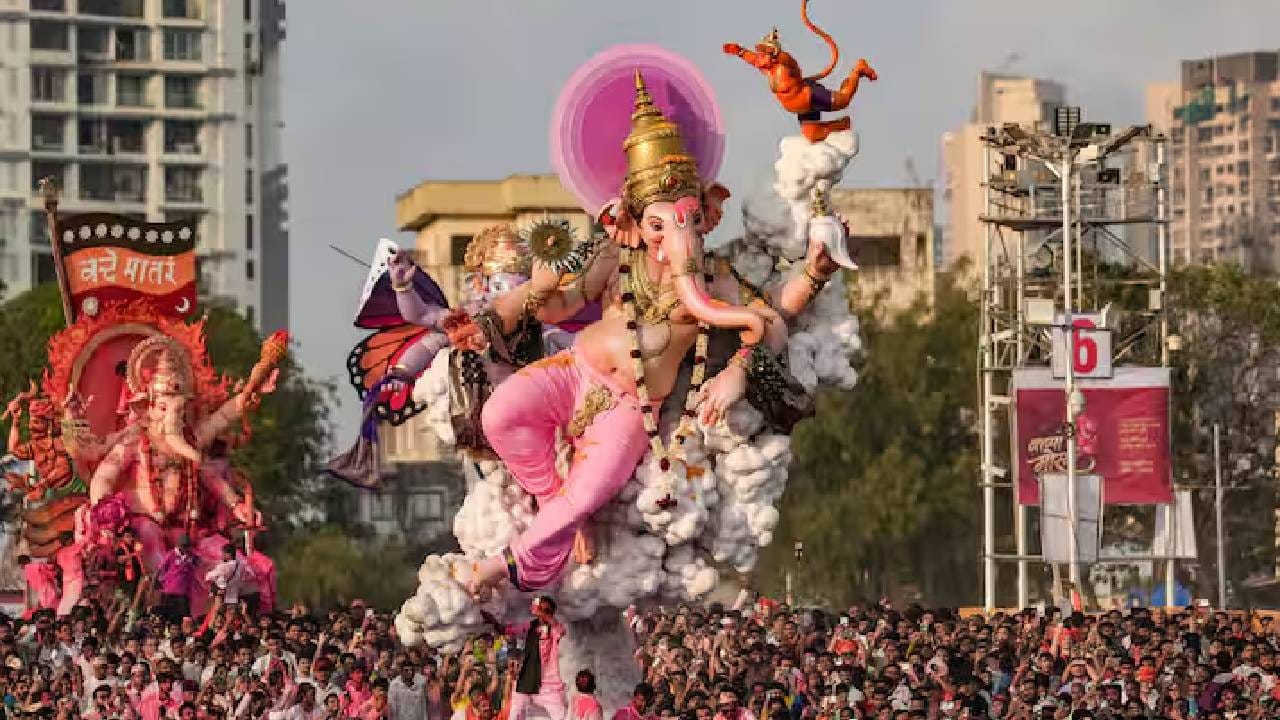 मुंबईच्या विघ्नहर्ता गणरायाचे आगमन झालं असून उंदीर मामा समोर उभी सुंदर अशी मूर्ती भक्ताचे आकर्षण ठरली. अनेक गणेश मंडळांच्या देखाव्यांनी भक्तांचे मन वेधले.