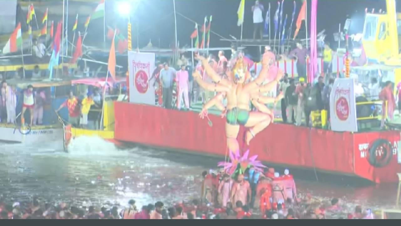 पाईपलाईनचा महाराजा विसर्जनासाठी गिरगाव चौपाटीवर दाखल झाला. गिरगाव चौपाटीवर विसर्जनासाठी अनेक गणपती बाप्पा रांगेत दिसले. विसर्जनासाठी मोठी गर्दी, एकामागे एक गणपती विसर्जनासाठी रांगेत उभे आहेत.
