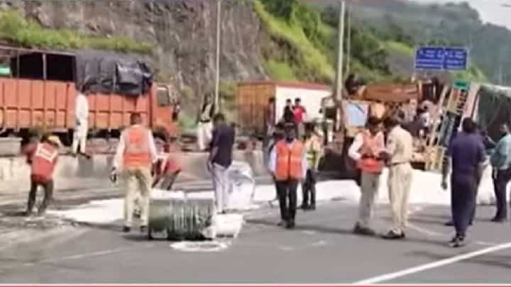 Mumbai Pune Expressway : मुंबई-पुणे एक्स्प्रेस हायवेवर भीषण अपघात; मिसिंग लिंकजवळ 3 जण जखमी Mumbai Pune Expressway : मुंबई-पुणे एक्स्प्रेस हायवेवर भीषण अपघात; मिसिंग लिंकजवळ 3 जण जखमी