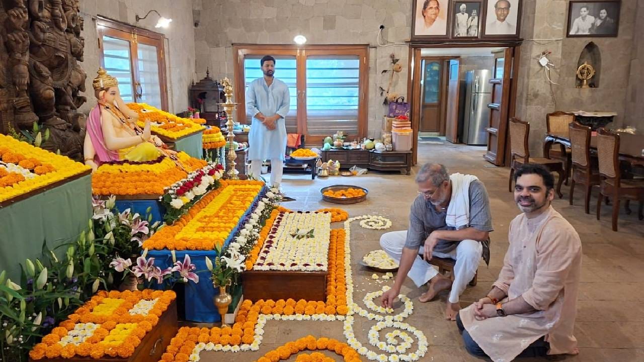 फोटोमध्ये नाना पाटेकर स्वतः बाप्पाच्या आरासीजवळ बसून सजावटीत सहभागी झाल्याचं दिसत आहे. त्यांच्यासोबत राहुल देशपांडेही पारंपरिक कुर्त्यात दिसत आहेत. बाप्पाच्या सेवेत कलाकारही मनापासून रमलेले पाहायला मिळतात. त्यामुळे हा फोटो केवळ गणपतीच्या सजावटीचा नसून, कलाकारांच्या साध्या आणि आपुलकीच्या गणेशोत्सवाची झलक देणारा ठरला आहे.
