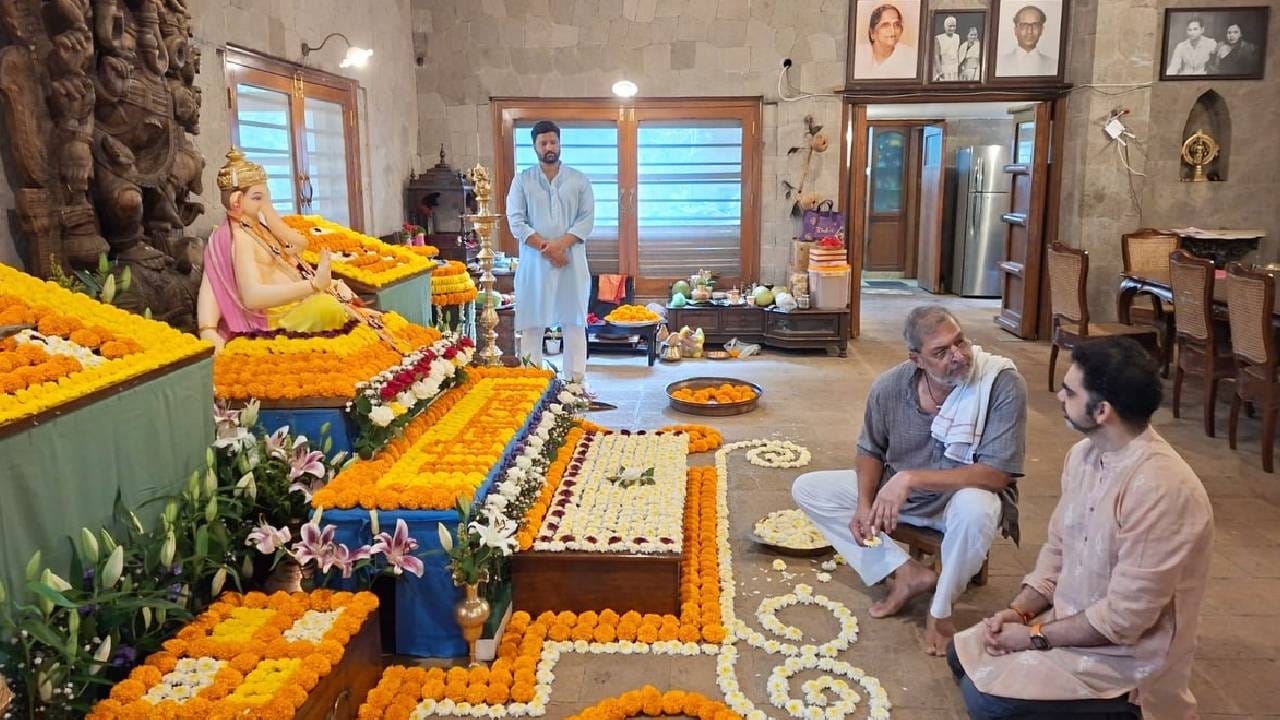विशेष म्हणजे, या सजावटीमध्ये कोणताही भपकेबाजपणा दिसत नाही. पारंपरिक पद्धतीने फुलांचा वापर करत अतिशय कलात्मक आणि देखणी सजावट करण्यात आली आहे. बाप्पासमोर फुलांनी आकर्षक रांगोळीही साकारण्यात आली आहे. त्यामुळे नाना पाटेकर यांच्या घरातील गणेशोत्सवाचा साधेपणा आणि मराठमोळा अंदाज या फोटोंमधून प्रकर्षाने जाणवतो.
