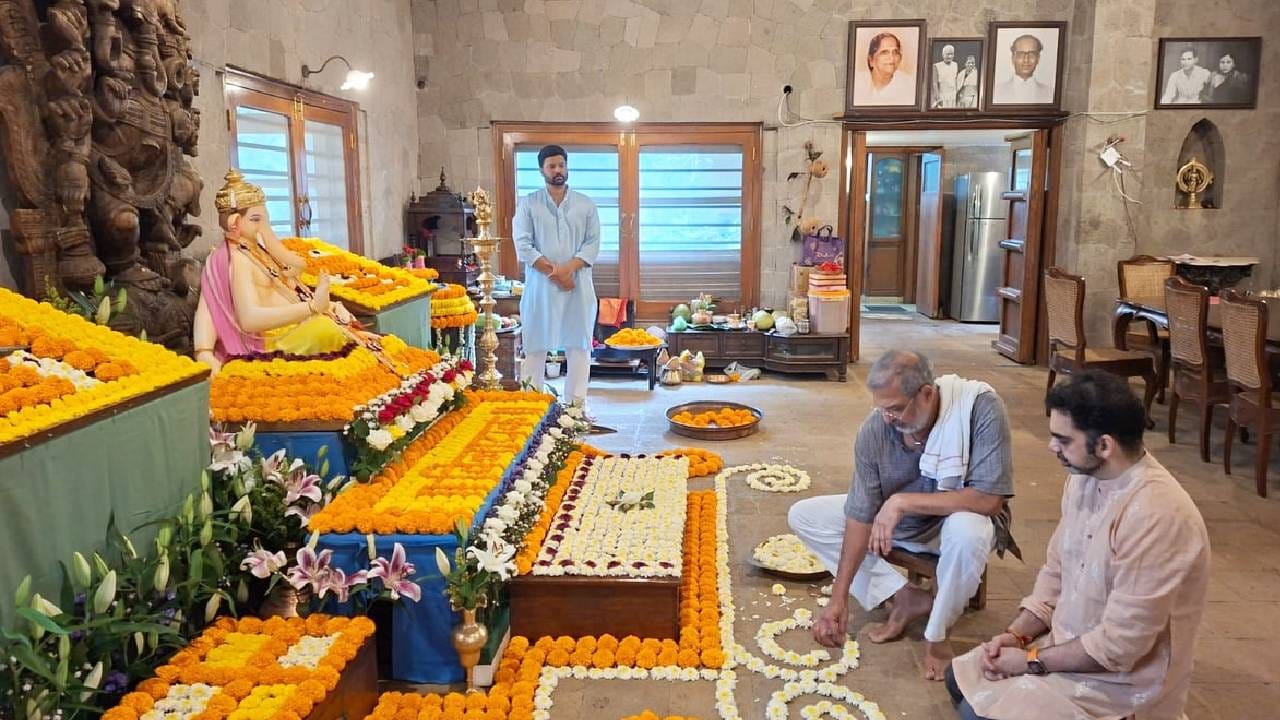 या फोटोंमध्ये बाप्पाची सुंदर मूर्ती, फुलांची आकर्षक सजावट आणि घरातील साधेपणात दडलेलं खास सौंदर्य पाहायला मिळत आहे. राहुल देशपांडे यांनी शेअर केलेल्या फोटोमध्ये नाना पाटेकर यांच्या घरातील गणपतीची सजावट लक्ष वेधून घेते. बाप्पाच्या सभोवती झेंडूच्या फुलांची आकर्षक आरास करण्यात आली आहे. पिवळ्या आणि पांढऱ्या फुलांचा मोठ्या प्रमाणावर वापर करत सजावट करण्यात आली असून, संपूर्ण परिसराला पारंपरिक आणि प्रसन्न लूक मिळाला आहे. फुलांच्या या आरासीत बाप्पाची मूर्ती अधिकच सुंदर दिसत आहे.

