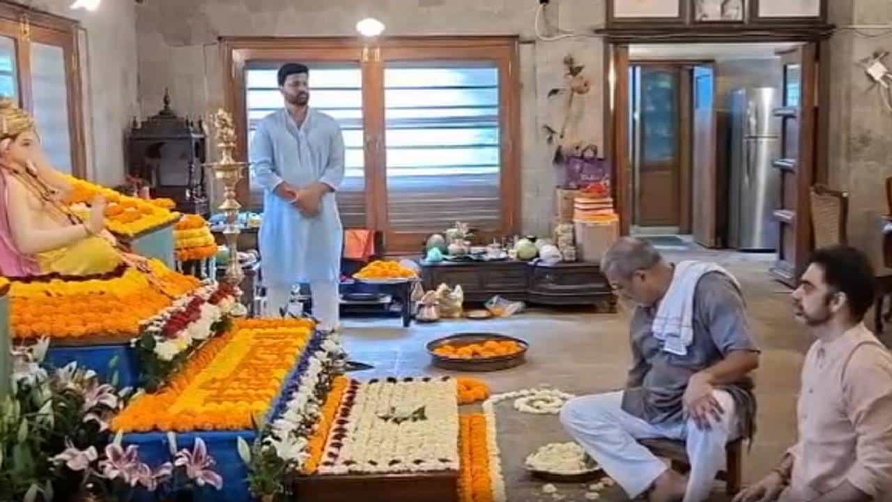 गणेशोत्सव म्हटलं की कलाकारांच्या घरातील बाप्पाचं दर्शन घेण्यासाठी चाहत्यांची उत्सुकता वाढते. यंदाच्या गणेशोत्सवात गायक आणि संगीतकार राहुल देशपांडे यांनी ज्येष्ठ अभिनेते नाना पाटेकर यांच्या घरी विराजमान झालेल्या गणपती बाप्पाची झलक सोशल मीडियावर शेअर केली आहे.