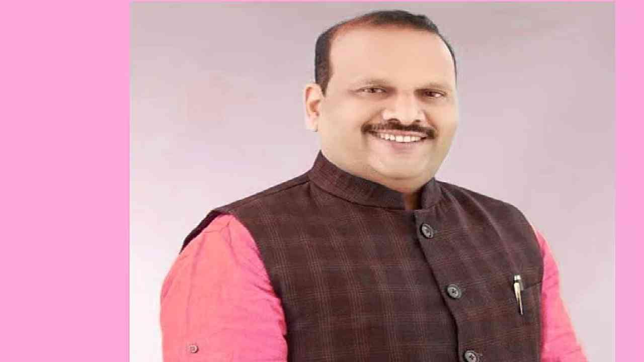 विवाहितेला फार्महाऊसवर नेलं अन..भाजपच्या माजी आमदारावर गंभीर आरोप, दिला सर्व पदांचा राजीनामा विवाहितेला फार्महाऊसवर नेलं अन..भाजपच्या माजी आमदारावर गंभीर आरोप, दिला सर्व पदांचा राजीनामा