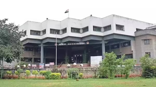 तुम्ही फक्त चूक दाखवा, स्वत:चं नाव बदलते, नाशिकच्या पालिका आयुक्तांचं ओपन चॅलेंज, कुंभमेळ्याच्या रस्त्यावरून वातावरण तापलं