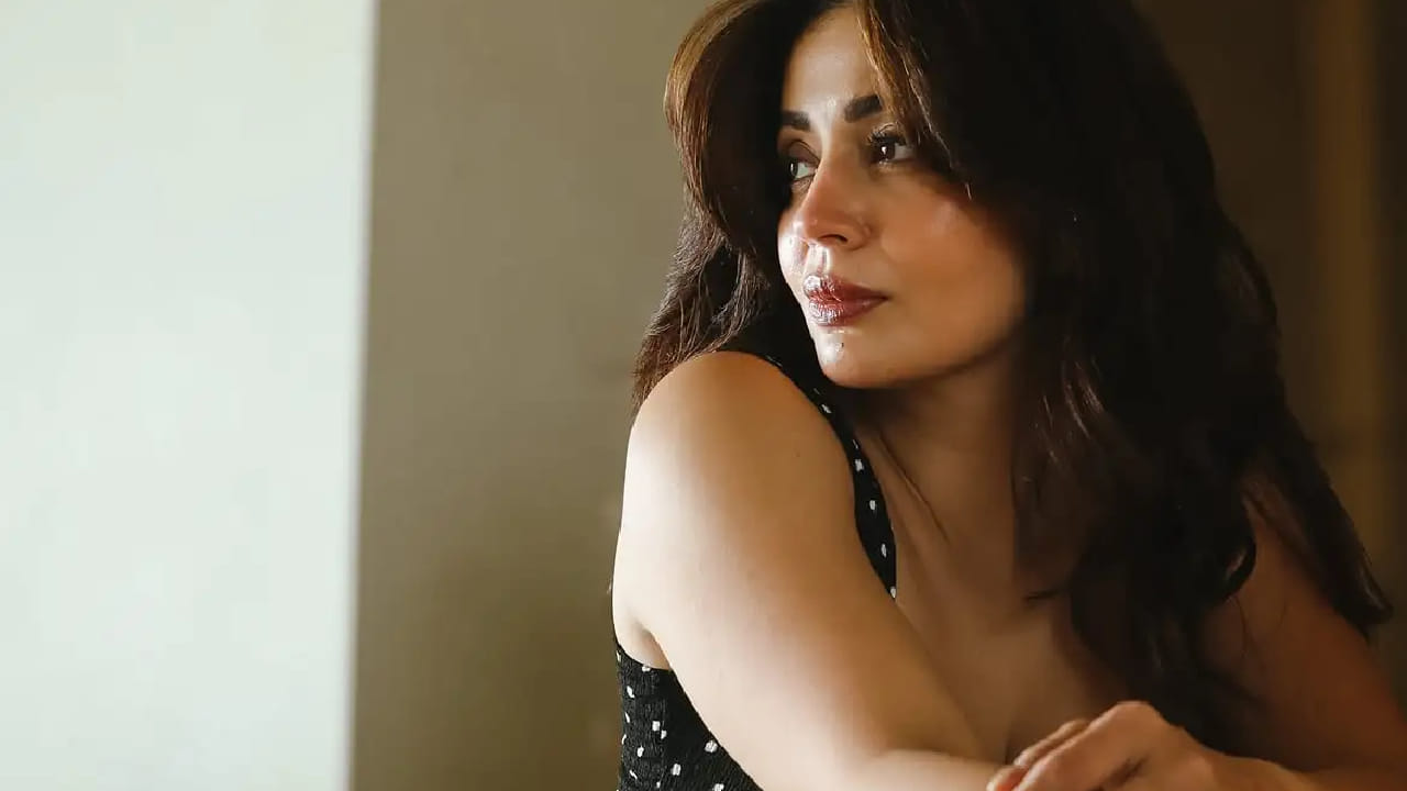 अभिनयासोबतच तिच्या सौंदर्याची आणि फॅशन सेन्सचीही चाहत्यांमध्ये आणि सोशल मीडियावर नेहमीच चर्चा होत असते. नुकतेच तिने नव्या फोटोशूटमधील काही खास फोटो चाहत्यांसोबत शेअर केले आहेत.