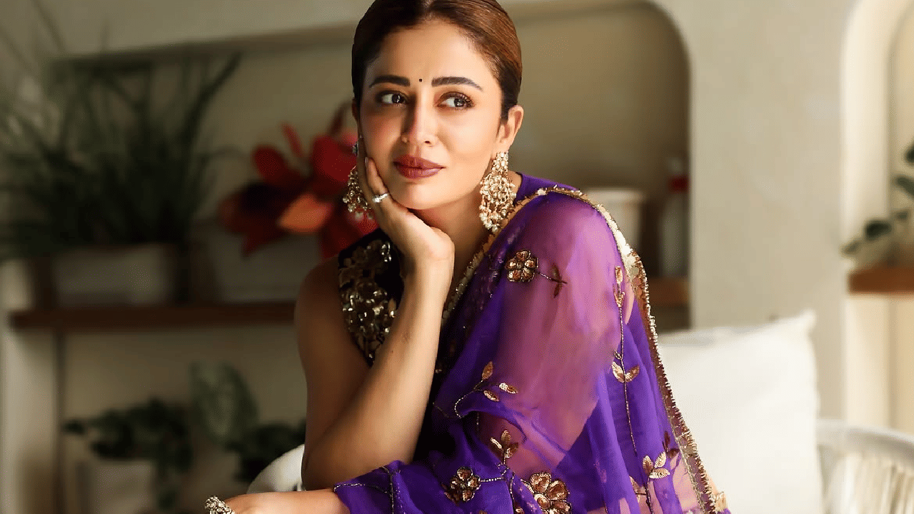 सोशल मीडियावर सक्रिय असलेली नेहा नेहमीच आपल्या नवनवीन फोटो आणि व्हिडीओंच्या माध्यमातून चाहत्यांच्या संपर्कात असते. तिचे प्रत्येक नवे फोटोशूट चाहत्यांचे लक्ष वेधून घेताना दिसते.