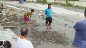 Nepal Flood 2026 : जलप्रलयात पोटचा गोळा गेला... आईवरच मुलासाठी खड्डा खोदण्याची वेळ; काळीज चिरणारी घटना