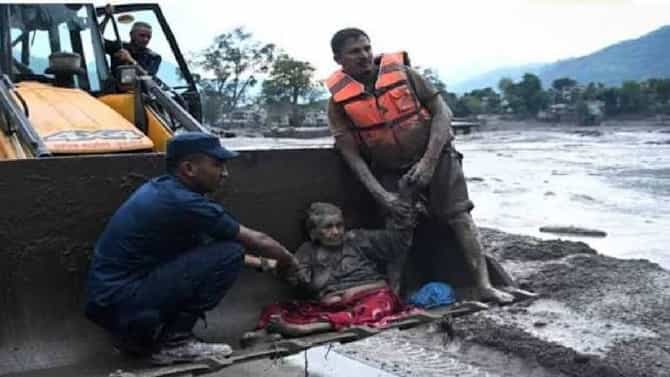 Nepal Flash Flood : निसर्गाचा चमत्कारच... ढिगाऱ्याखालून निघाली 97 वर्षाची आजी, बाहेर येताच वारंवार म्हणते...