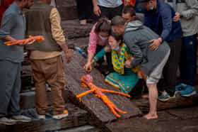 Nepal Flood : काळजात धस्सच होईल! मृतदेह सापडले नाहीत म्हणून चक्क बाहुलीचे अंत्यसंस्कार; चटका लावणारी घटना