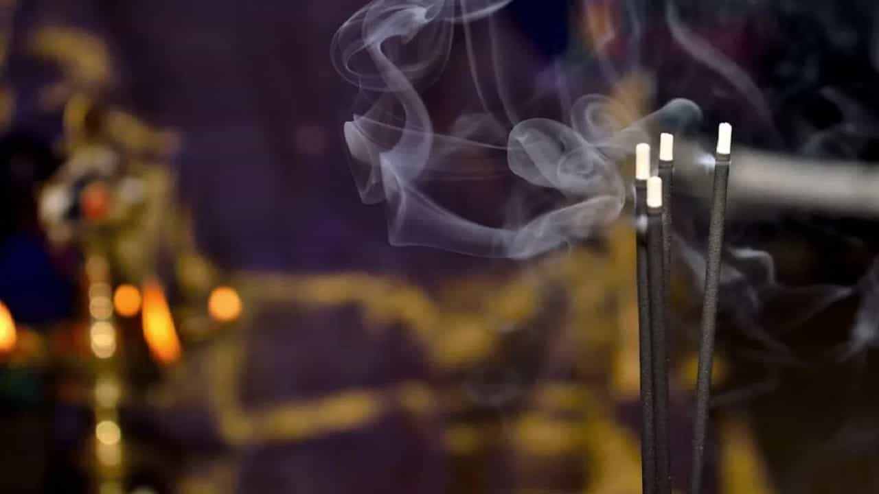 पडद्याजवळ अगरबत्ती लावताना विचार करा. पडद्याजवळ कधीच अगरबत्ती लावू नका. जर पडद्याजवळ वारा वाहत असेल, तर अपघात होण्याची शक्यता असते. अगरबत्तीमुळे पडद्याला आग लागू शकते.