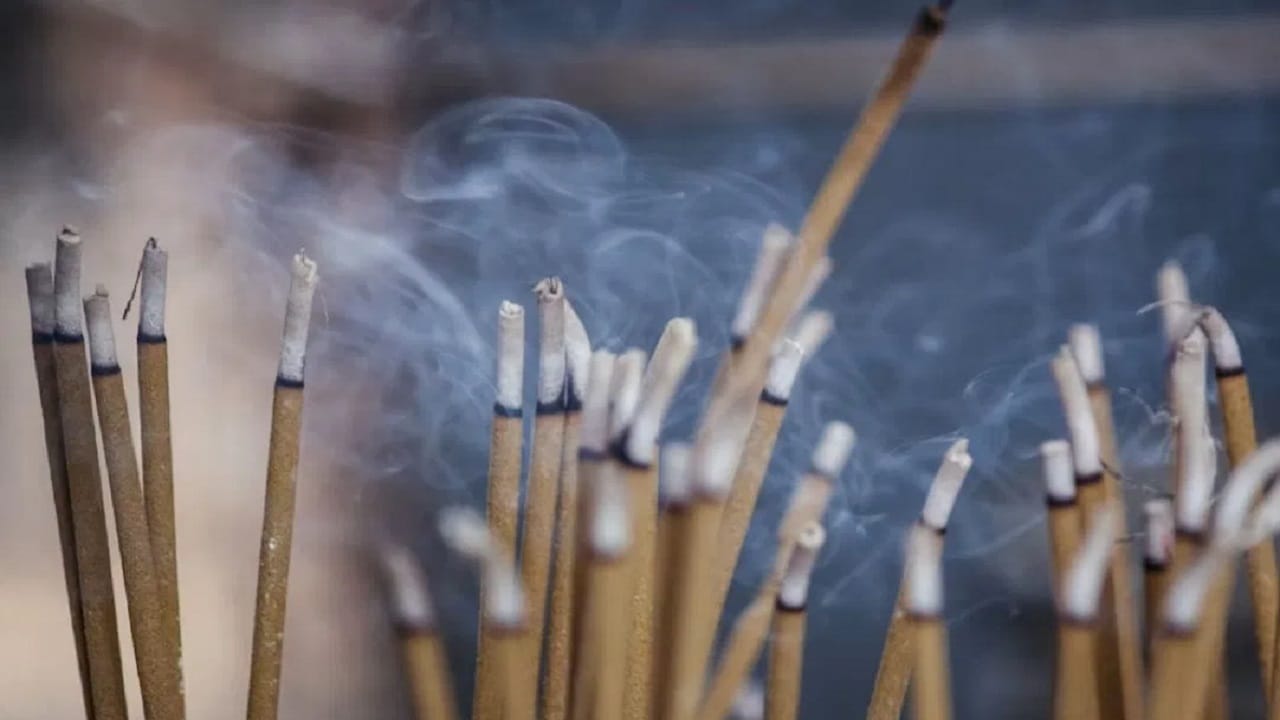  पंख्याखाली अगरबत्ती ठेवू नका. पंख्याखाली अगरबत्ती लावल्याने  नुकसान होऊ शकते.  पंख्याच्या हवेमुळे अगरबत्तीची जळणारी राख किंवा ठिणग्या घरात उडून आगीचा धोका वाढू शकतो. 