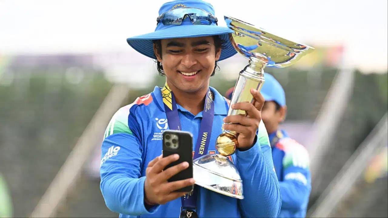 इंग्लंड आणि झिम्बाब्वेविरुद्धच्या टी20 सामन्यांमध्ये वैभवने 189 हून अधिकच्या स्ट्राइक रेटने 193 धावा केल्या आहेत. या उत्तम कामगिरीमुळे भारतीय चाहते त्याला घरच्या मैदानावर खेळताना पाहण्यासाठी उत्सुक आहेत.