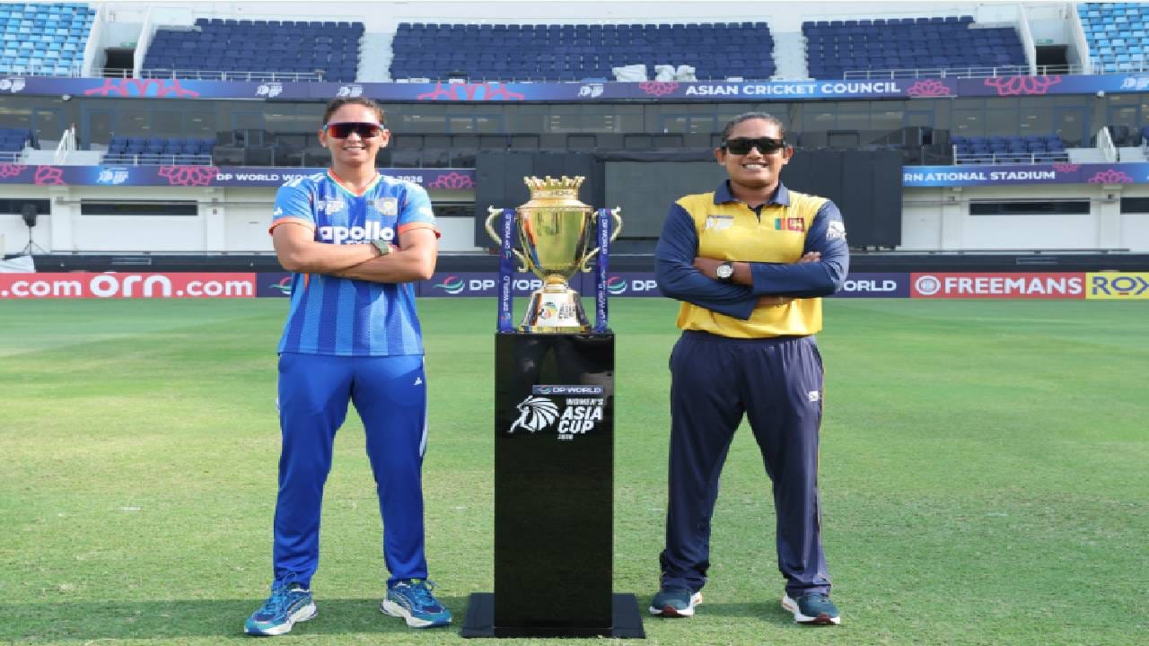 त्या ऐतिहासिक वादानंतर भारतीय संघाला अजूनही ती ट्रॉफी मिळालेली नसून, आज जिंकल्यास कर्णधार हरमनप्रीत कौर मोहसीन नक्वी यांच्या हातातून ट्रॉफी स्वीकारणार की नकार देणार, याकडे सर्वांचे लक्ष लागले आहे.