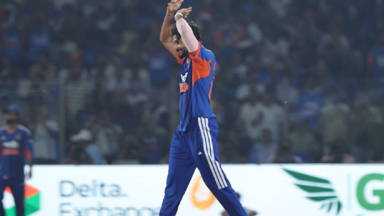 पुढच्याच चेंडूवर पुन्हा एकदा चेंडू मिडविकेटकडे गेला, तेव्हा दुबेने पळत जाऊन चेंडू अडवला खरा.
पुढच्याच चेंडूवर पुन्हा एकदा चेंडू मिडविकेटकडे गेला, तेव्हा दुबेने पळत जाऊन चेंडू अडवला खरा. पण चेंडू हातातून निसटून त्याच्याच चुकीमुळे सीमारेषेबाहेर गेला आणि पुन्हा दुसरा चौकार गेला.