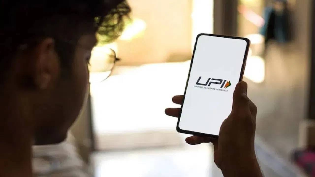 हे शुल्क फक्त पर्सन टू मर्चंट व्यवहारांवरच म्हणजे तुम्ही दुकानदाराला पेमेंट केल्यावरच लागू होणार आहे. हे शुल्क ग्राहकांना नसून दुकानदारांना द्यायचं आहे. एका व्यक्तीनं दुसऱ्या व्यक्तीला UPI पेमेंट केल्यानंतर कोणतंही शुल्क लागू होणार नाही.