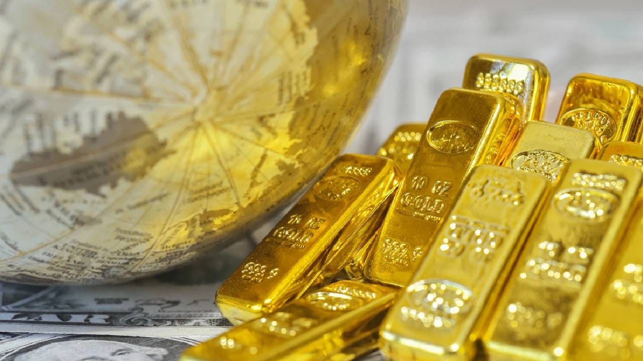 सोन्याचा भाव या पातळीवर गेल्यास भारतात 10 ग्रॅम सोन्याची किंमत 3 लाख रुपयांच्या पुढे जाण्याची शक्यता आहे. जेफरीजचे जागतिक इक्विटी स्ट्रॅटेजी प्रमुख ख्रिस वूड यांनी सोन्याच्या भविष्यातील दराबाबत हा अंदाज व्यक्त केला आहे.