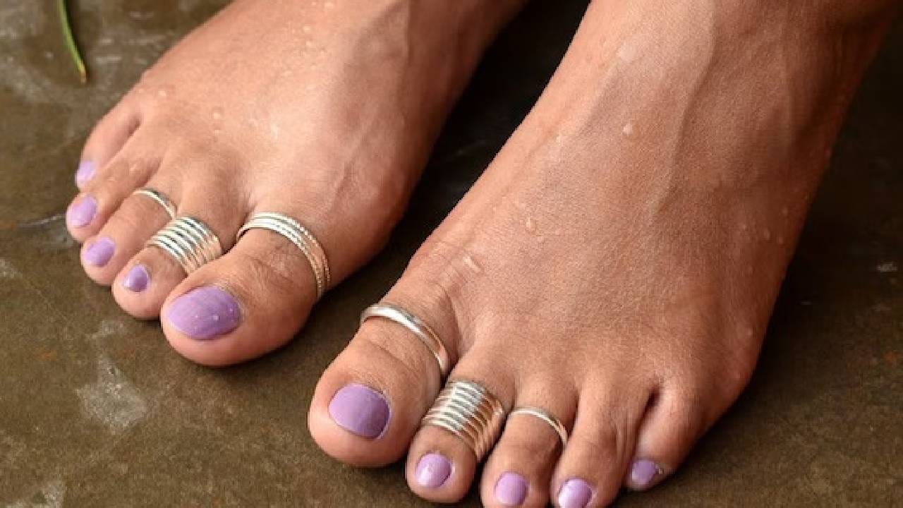 विंचूचे चिन्ह सहसा दुसऱ्या बोटात, पायाच्या अंगठ्याच्या थोडे पुढे घातले जाते. पारंपरिक समजुती आणि ॲक्युप्रेशर-संबंधित कल्पनांनुसार, या बोटातील शिरा शरीरातील अनेक महत्त्वाच्या अवयवांशी संबंधित आहेत. काही परंपरांमध्ये शरीराचा समतोल साधण्यासाठी चांदीचा हलका दाब देखील उपयुक्त मानला जातो.