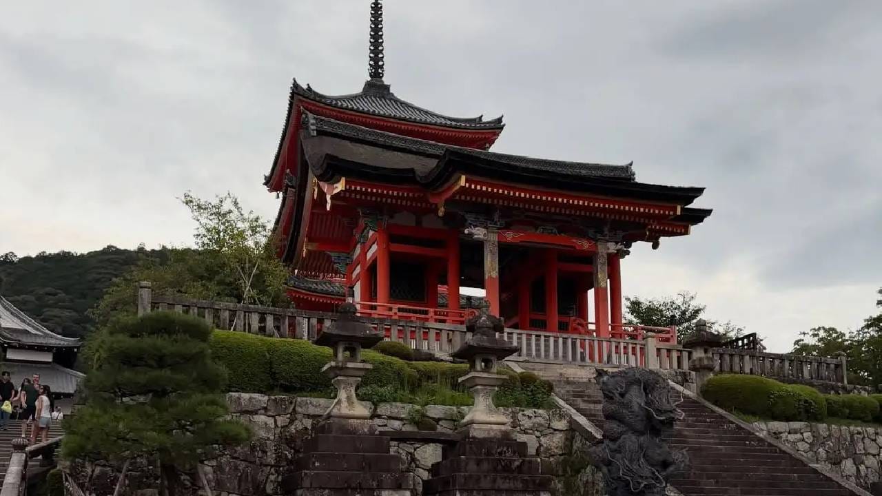 पारंपरिक जपानी मंदिराच्या सुंदर वास्तुकलेची झलकही स्मृतीच्या पोस्टमध्ये पाहायला मिळते. जपानची संस्कृती, निसर्ग आणि पर्यटनाचा आनंद घेताना भारतीय महिला क्रिकेटपटू दिसल्या.
