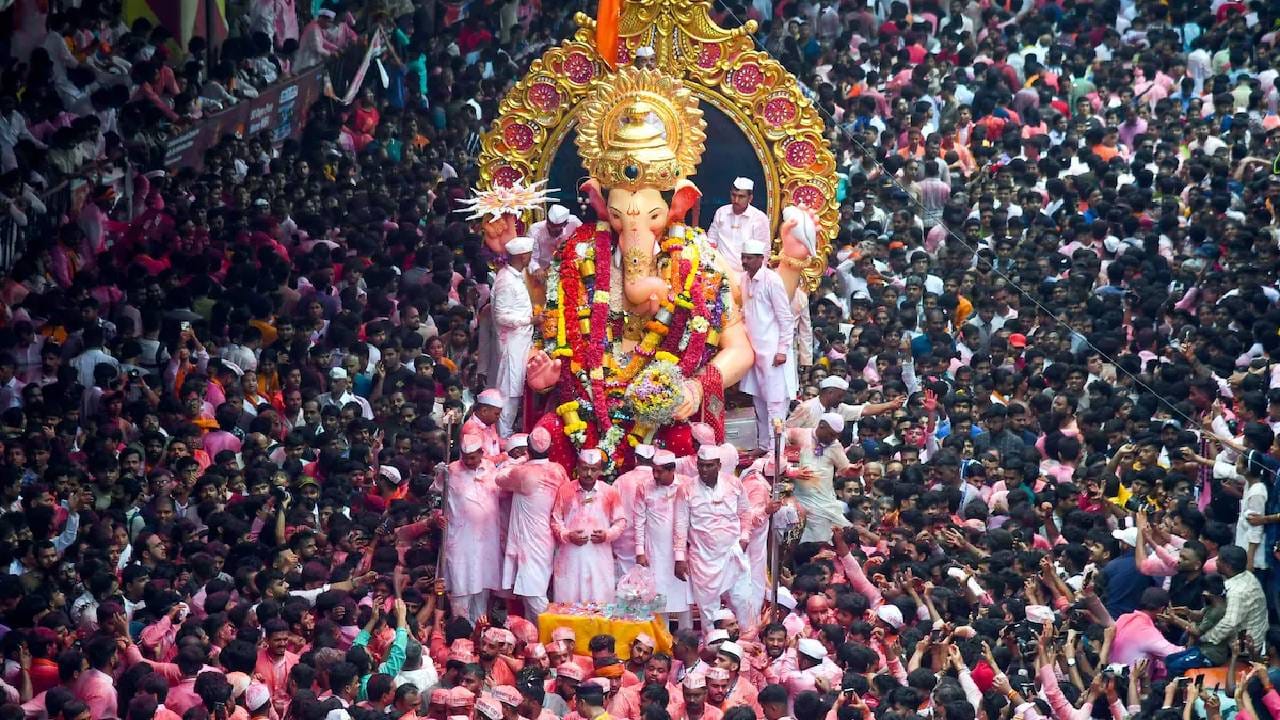 तब्बल २४ तास चालणाऱ्या लालबागच्या राजाच्या विसर्जन मिरवणुकीत भायखळ्यातील हिंदुस्तानी मशिदीजवळ बाप्पाचा रथ थांबतो. राजाचा रथ मशिदीजवळ पोहोचताच हजारो भाविकांच्या “गणपती बाप्पा मोरया”च्या जयघोषाने परिसर दुमदुमून जातो.