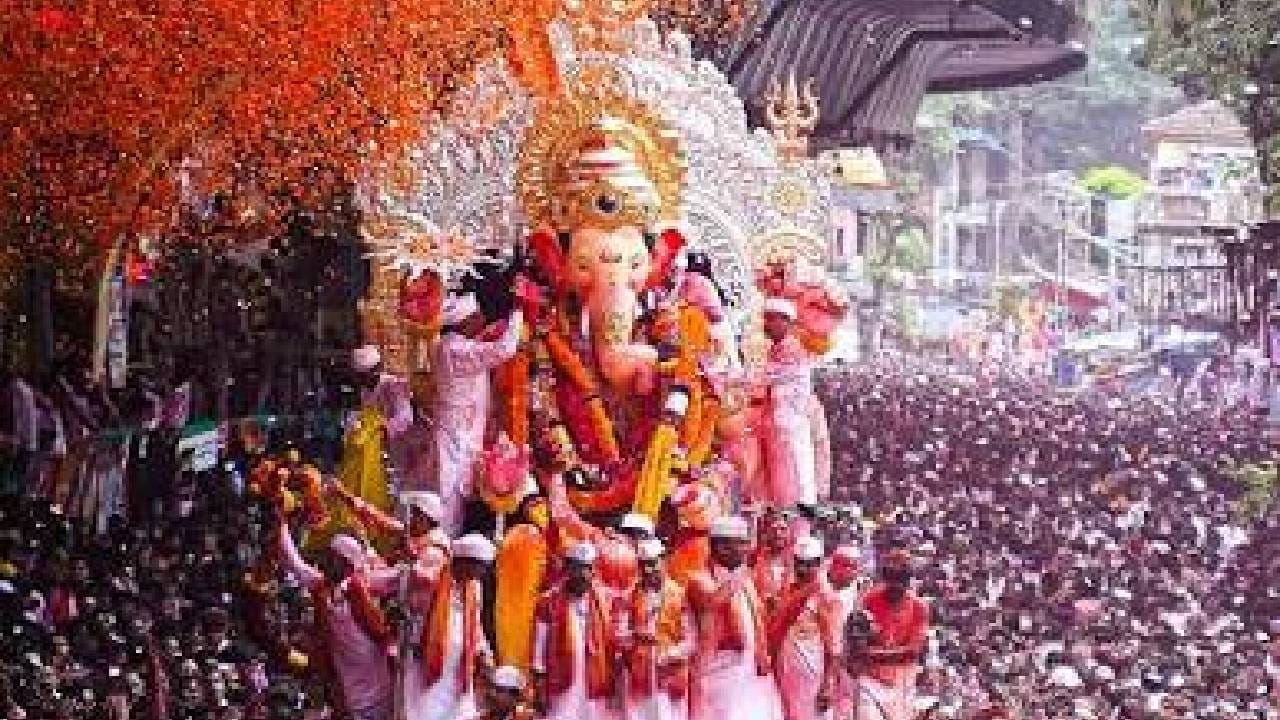 मुंबईच्या बंधुत्वाची आणि सर्वधर्मीयांच्या आपुलकीची अनुभूती देणारा हा क्षण प्रत्येक भाविकाच्या मनाला स्पर्शून जातो. मशिदीजवळील स्वागतानंतर ढोल-ताशांच्या गजरात लालबागचा राजा पुढील प्रवास करत गिरगाव चौपाटीकडे रवाना होतो.