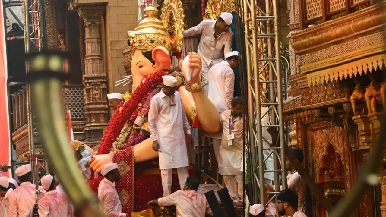 यावेळी मुस्लिम बांधव बाप्पाचे आशीर्वाद घेतात आणि मिरवणुकीतील भाविकांना प्रेमाने मिठाई वाटतात. ही अनोखी परंपरा १९८० ते १९९०च्या दशकात विसर्जन मार्गातील अडथळे दूर करण्यासाठी झालेल्या सहकार्याच्या पार्श्वभूमीवर सुरू झाल्याचे सांगितले जाते.