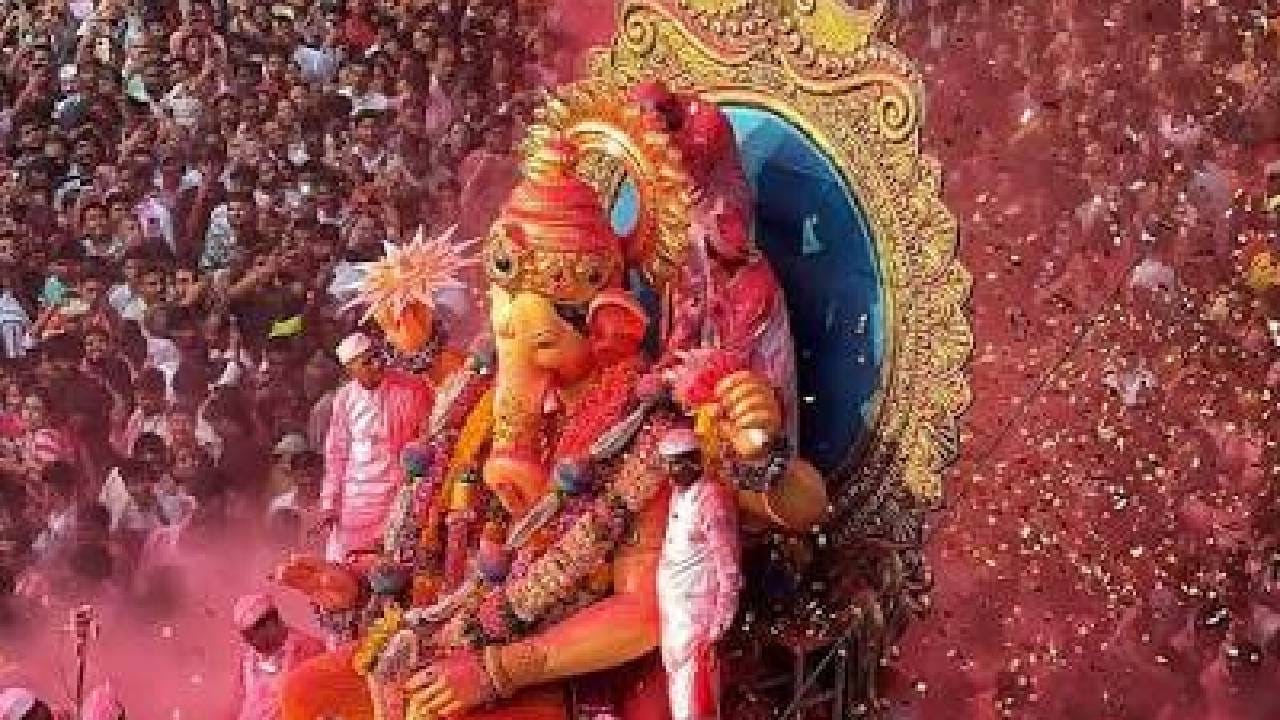 स्थानिक मुस्लिम नेत्यांनी लालबागच्या राजा मंडळाला सहकार्य केल्यानंतर निर्माण झालेली ही आपुलकीची परंपरा आजही कायम आहे. गणपती बाप्पाच्या मिरवणुकीत दिसणारा हा क्षण हिंदू-मुस्लिम ऐक्य आणि सामाजिक सलोख्याचा संदेश देतो.