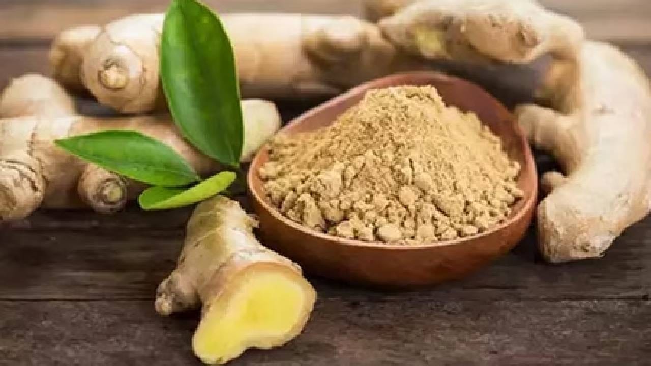 सुंठीचा वापर प्रामुख्याने चहा, काढा, मसाले आणि विविध पारंपरिक पाककृतींमध्ये केला जातो. आलं ताजं असल्याने त्यात पाण्याचं प्रमाण जास्त असतं, तर सुंठ तुलनेने कोरडी आणि अधिक एकाग्र असते.