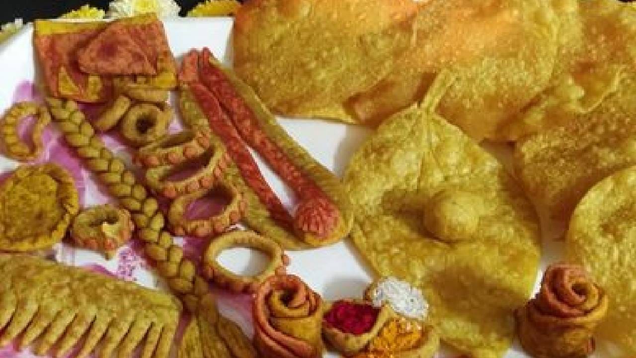 महत्त्वाची टीप: फुलोरा नेमका कोणत्या माळेला करावा याबद्दल प्रत्येक घराण्याची कुळरीती (घराण्याची परंपरा) वेगळी असू शकते. त्यामुळे तुमच्या घरातील ज्येष्ठ व्यक्तींना विचारून, वर्षानुवर्षे चालत आलेल्या परंपरेनुसारच योग्य माळ निवडावी.